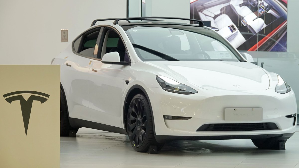 Tesla'nın Otonom Sürüş Vaadi: Donanım Yetersizliği Tartışmaları Büyütüyor