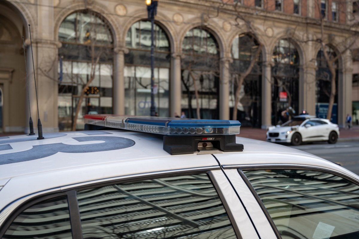 Waymo Otonom Araçlarını Kim Kontrol Ediyor? Acil Durumlarda Polis Müdahalesi